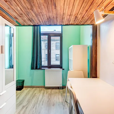 Private With Sauna & Parking With Shared Bathroom Δωμάτια σε οικογενειακή κατοικία *