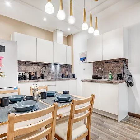 Private With Sauna & Parking With Shared Bathroom Δωμάτια σε οικογενειακή κατοικία *