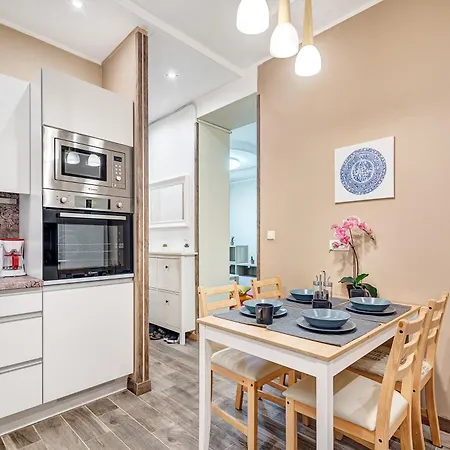 Δωμάτια σε οικογενειακή κατοικία Private With Sauna & Parking With Shared Bathroom *