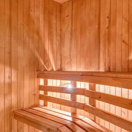 Private With Sauna & Parking With Shared Bathroom Δωμάτια σε οικογενειακή κατοικία Κάουνας