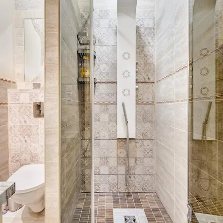 Private With Sauna & Parking With Shared Bathroom Δωμάτια σε οικογενειακή κατοικία *