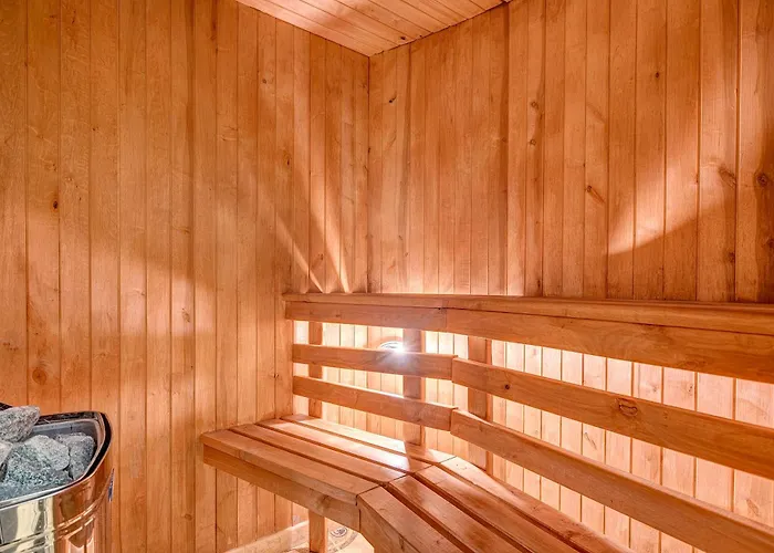 Private With Sauna & Parking With Shared Bathroom *